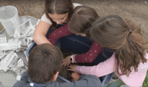 Des jeunes font du composte